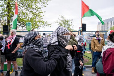 Kanada, Toronto - 8 Mayıs 2024: Filistinli protestocular Toronto Üniversitesi 'nde görüşlerini tutkuyla ifade ettiler