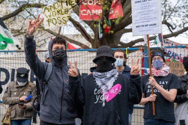 Kanada, Toronto - 8 Mayıs 2024: Filistinli protestocular Toronto Üniversitesi 'nde görüşlerini tutkuyla ifade ettiler