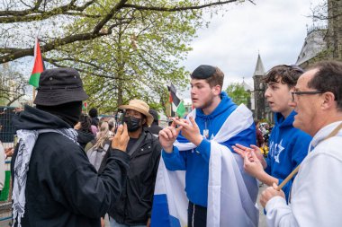 TORONONONONONTO, ONTARIO, CANADA - 8 Mayıs 2024: Yahudi öğrenciler, Toronto Üniversitesi 'ndeki King' s College Circle 'ı işgal eden öğrenci kampının önünde Filistinli protestocularla ateşli bir tartışma başlattı.