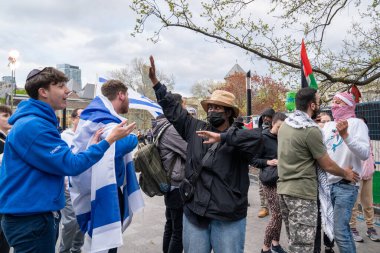 TORONONONONONTO, ONTARIO, CANADA - 8 Mayıs 2024: Yahudi öğrenciler, Toronto Üniversitesi 'ndeki King' s College Circle 'ı işgal eden öğrenci kampının önünde Filistinli protestocularla ateşli bir tartışma başlattı.