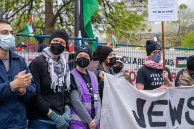 Kanada, Toronto - 8 Mayıs 2024: Filistinli protestocular Toronto Üniversitesi 'nde görüşlerini tutkuyla ifade ettiler