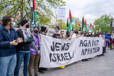 Kanada, Toronto - 8 Mayıs 2024: Toronto Üniversitesi 'ndeki King' s College Circle 'ı işgal eden öğrenci kampının önünde Filistin yanlısı protestocularla birlikte ayakta duran Yahudiler.
