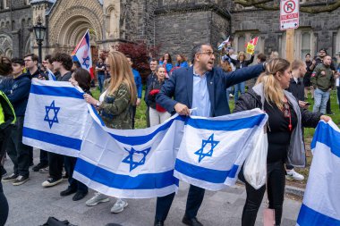 TORONONONTO, ONTARIO, CANADA - 8 Mayıs 2024: Toronto Üniversitesi 'nde bayrak tutan İsrail yanlısı taraftarlar