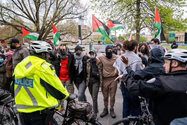 Kanada, Toronto - 8 Mayıs 2024: Filistinli protestocular Toronto Üniversitesi 'nde görüşlerini tutkuyla ifade ettiler