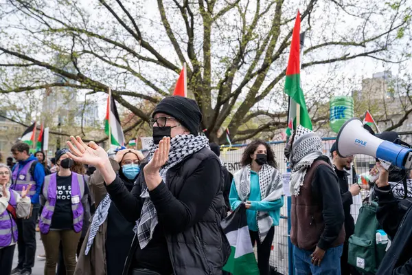 Kanada Toronto Maj 2024 Pro Palestinska Demonstranter Uttrycker Passionerat Sina Royaltyfria Stockbilder