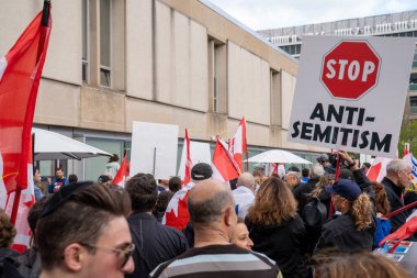 TORONONONONONTO, ONTARIO, CANADA - 8 Mayıs 2024: Yahudi öğrenciler, destekçiler ve T fakültesi öğrencileri, Toronto Üniversitesi Yahudi ve İsrail yanlısı öğrencileri ve personelini desteklemek amacıyla, nefret karşıtı mitinglere katıldılar.