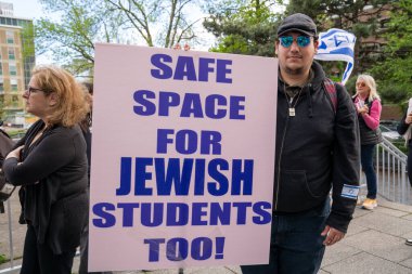 TORONONONONONTO, ONTARIO, CANADA - 8 Mayıs 2024: Yahudi öğrenciler, destekçiler ve T fakültesi öğrencileri, Toronto Üniversitesi Yahudi ve İsrail yanlısı öğrencileri ve personelini desteklemek amacıyla, nefret karşıtı mitinglere katıldılar.