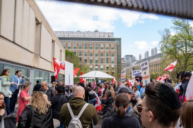TORONONONONONTO, ONTARIO, CANADA - 8 Mayıs 2024: Yahudi öğrenciler, destekçiler ve T fakültesi öğrencileri, Toronto Üniversitesi Yahudi ve İsrail yanlısı öğrencileri ve personelini desteklemek amacıyla, nefret karşıtı mitinglere katıldılar.