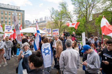 TORONONONONONTO, ONTARIO, CANADA - 8 Mayıs 2024: Yahudi öğrenciler, destekçiler ve T fakültesi öğrencileri, Toronto Üniversitesi Yahudi ve İsrail yanlısı öğrencileri ve personelini desteklemek amacıyla, nefret karşıtı mitinglere katıldılar.