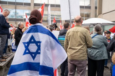 TORONONONONONTO, ONTARIO, CANADA - 8 Mayıs 2024: Yahudi öğrenciler, destekçiler ve T fakültesi öğrencileri, Toronto Üniversitesi Yahudi ve İsrail yanlısı öğrencileri ve personelini desteklemek amacıyla, nefret karşıtı mitinglere katıldılar.