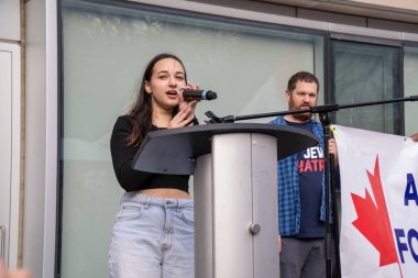 TORONONONONONTO, ONTARIO, CANADA - 8 Mayıs 2024: Toronto Üniversitesi Yahudi ve İsrail yanlısı öğrenci ve personeli desteklemek için, nefrete karşı mitingde konuşan konuşmacı