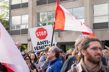 TORONONONONONTO, ONTARIO, CANADA - 8 Mayıs 2024: Yahudi öğrenciler, destekçiler ve T fakültesi öğrencileri, Toronto Üniversitesi Yahudi ve İsrail yanlısı öğrencileri ve personelini desteklemek amacıyla, nefret karşıtı mitinglere katıldılar.