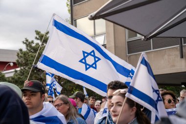 TORONONONONONTO, ONTARIO, CANADA - 8 Mayıs 2024: Yahudi öğrenciler, destekçiler ve T fakültesi öğrencileri, Toronto Üniversitesi Yahudi ve İsrail yanlısı öğrencileri ve personelini desteklemek amacıyla, nefret karşıtı mitinglere katıldılar.