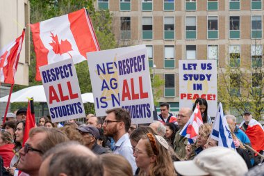 TORONONONONONTO, ONTARIO, CANADA - 8 Mayıs 2024: Yahudi öğrenciler, destekçiler ve T fakültesi öğrencileri, Toronto Üniversitesi Yahudi ve İsrail yanlısı öğrencileri ve personelini desteklemek amacıyla, nefret karşıtı mitinglere katıldılar.