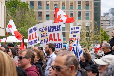 TORONONONONONTO, ONTARIO, CANADA - 8 Mayıs 2024: Yahudi öğrenciler, destekçiler ve T fakültesi öğrencileri, Toronto Üniversitesi Yahudi ve İsrail yanlısı öğrencileri ve personelini desteklemek amacıyla, nefret karşıtı mitinglere katıldılar.