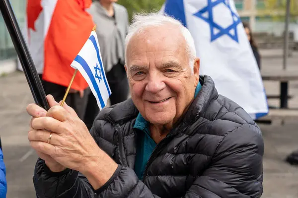 Toronto Ontario Canada Maj 2024 Senior Man Med Israelisk Flagga Stockbild