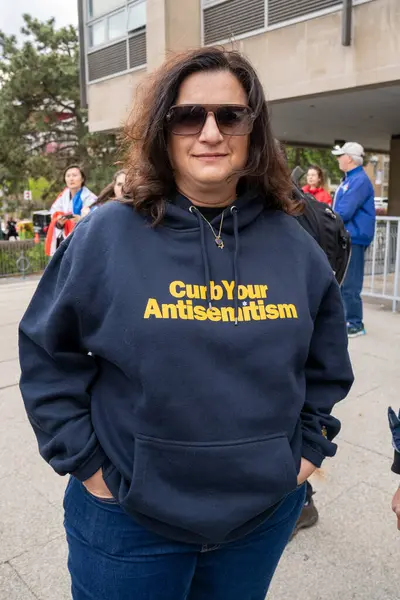 Toronto Ontario Canada Maj 2024 Kvinna Poserar Rally Hate Till Stockbild