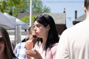 TORONONTO, ONTARIO, CANADA - 26 Mayıs 2024: İnsanlar güzel bir bahar gününde bir gıda pazarına giderler