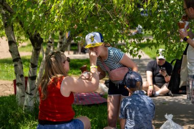TORONONTO, ONTARIO, CANADA - 26 Mayıs 2024: İnsanlar güzel bir bahar gününde bir gıda pazarına giderler