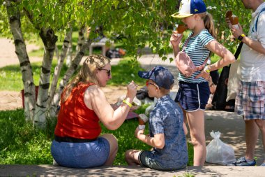 TORONONTO, ONTARIO, CANADA - 26 Mayıs 2024: İnsanlar güzel bir bahar gününde bir gıda pazarına giderler
