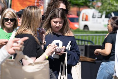 TORONONTO, ONTARIO, CANADA - 26 Mayıs 2024: İnsanlar güzel bir bahar gününde bir gıda pazarına giderler