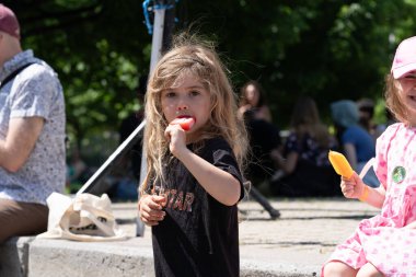 TORONONTO, ONTARIO, CANADA - 26 Mayıs 2024: İnsanlar güzel bir bahar gününde bir gıda pazarına giderler