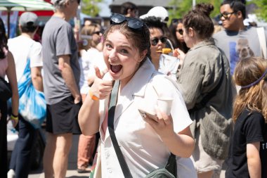 TORONONTO, ONTARIO, CANADA - 26 Mayıs 2024: İnsanlar güzel bir bahar gününde bir gıda pazarına giderler
