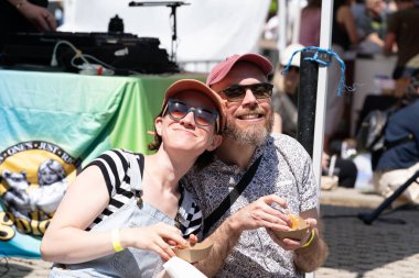 TORONONTO, ONTARIO, CANADA - 26 Mayıs 2024: İnsanlar güzel bir bahar gününde bir gıda pazarına giderler