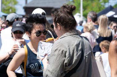 TORONONTO, ONTARIO, CANADA - 26 Mayıs 2024: İnsanlar güzel bir bahar gününde bir gıda pazarına giderler