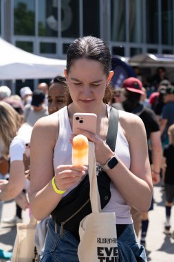 TORONONTO, ONTARIO, CANADA - 26 Mayıs 2024: İnsanlar güzel bir bahar gününde bir gıda pazarına giderler