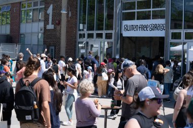 TORONONTO, ONTARIO, CANADA - 26 Mayıs 2024: İnsanlar güzel bir bahar gününde bir gıda pazarına giderler