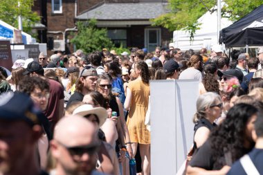 TORONONTO, ONTARIO, CANADA - 26 Mayıs 2024: İnsanlar güzel bir bahar gününde bir gıda pazarına giderler