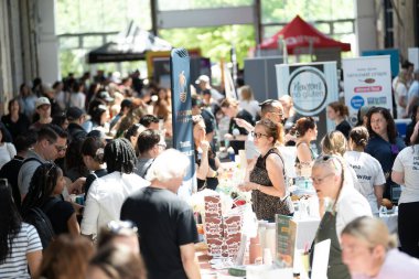 TORONONTO, ONTARIO, CANADA - 26 Mayıs 2024: İnsanlar güzel bir bahar gününde bir gıda pazarına giderler