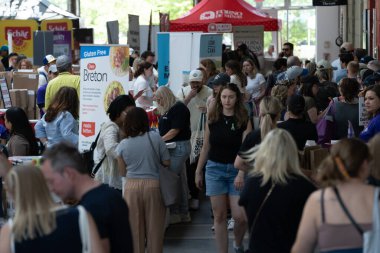 TORONONTO, ONTARIO, CANADA - 26 Mayıs 2024: İnsanlar güzel bir bahar gününde bir gıda pazarına giderler