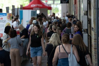 TORONONTO, ONTARIO, CANADA - 26 Mayıs 2024: İnsanlar güzel bir bahar gününde bir gıda pazarına giderler