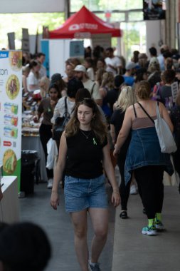TORONONTO, ONTARIO, CANADA - 26 Mayıs 2024: İnsanlar güzel bir bahar gününde bir gıda pazarına giderler