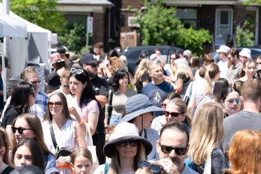 TORONONTO, ONTARIO, CANADA - 26 Mayıs 2024: İnsanlar güzel bir bahar gününde bir gıda pazarına giderler