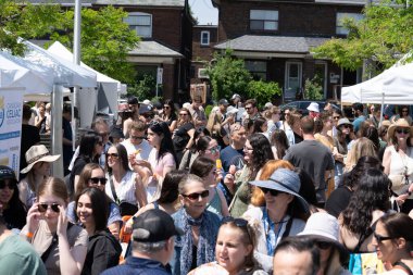 TORONONTO, ONTARIO, CANADA - 26 Mayıs 2024: İnsanlar güzel bir bahar gününde bir gıda pazarına giderler