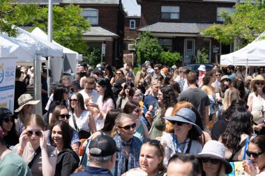 TORONONTO, ONTARIO, CANADA - 26 Mayıs 2024: İnsanlar güzel bir bahar gününde bir gıda pazarına giderler