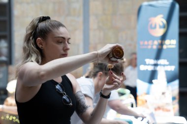 TORONONTO, ONTARIO, CANADA - 26 Mayıs 2024: İnsanlar güzel bir bahar gününde bir gıda pazarına giderler