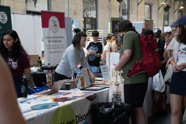 TORONONTO, ONTARIO, CANADA - 26 Mayıs 2024: İnsanlar güzel bir bahar gününde bir gıda pazarına giderler
