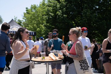 TORONONTO, ONTARIO, CANADA - 26 Mayıs 2024: İnsanlar güzel bir bahar gününde bir gıda pazarına giderler