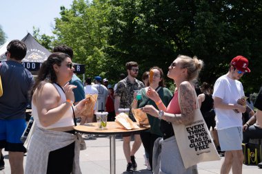 TORONONTO, ONTARIO, CANADA - 26 Mayıs 2024: İnsanlar güzel bir bahar gününde bir gıda pazarına giderler