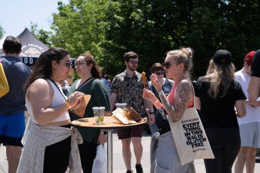 TORONONTO, ONTARIO, CANADA - 26 Mayıs 2024: İnsanlar güzel bir bahar gününde bir gıda pazarına giderler