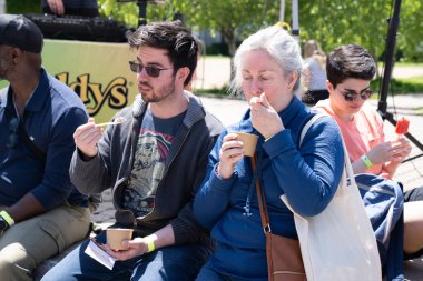 TORONONTO, ONTARIO, CANADA - 26 Mayıs 2024: İnsanlar güzel bir bahar gününde bir gıda pazarına giderler