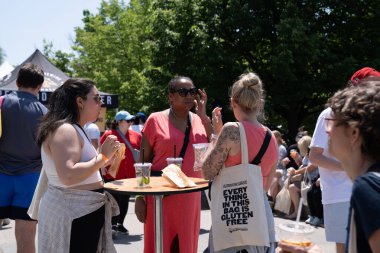 TORONONTO, ONTARIO, CANADA - 26 Mayıs 2024: İnsanlar güzel bir bahar gününde bir gıda pazarına giderler