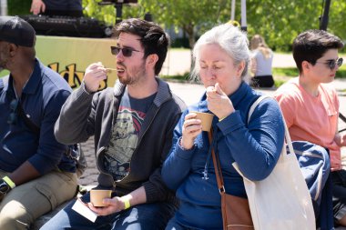 TORONONTO, ONTARIO, CANADA - 26 Mayıs 2024: İnsanlar güzel bir bahar gününde bir gıda pazarına giderler