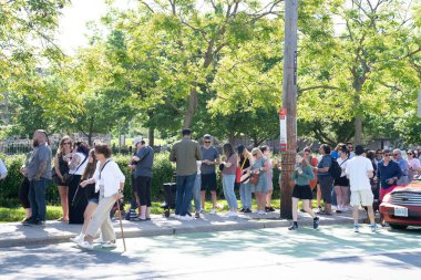 TORONONTO, ONTARIO, CANADA - 26 Mayıs 2024: İnsanlar güzel bir bahar gününde bir gıda pazarına giderler