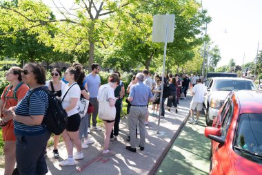 TORONONTO, ONTARIO, CANADA - 26 Mayıs 2024: İnsanlar güzel bir bahar gününde bir gıda pazarına giderler