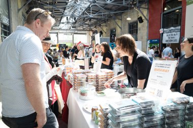 TORONONTO, ONTARIO, CANADA - 26 Mayıs 2024: İnsanlar güzel bir bahar gününde bir gıda pazarına giderler
